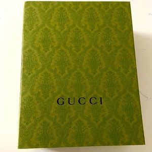 In almost brand new condition Gucci Box in Green-please see dimensions and pics.